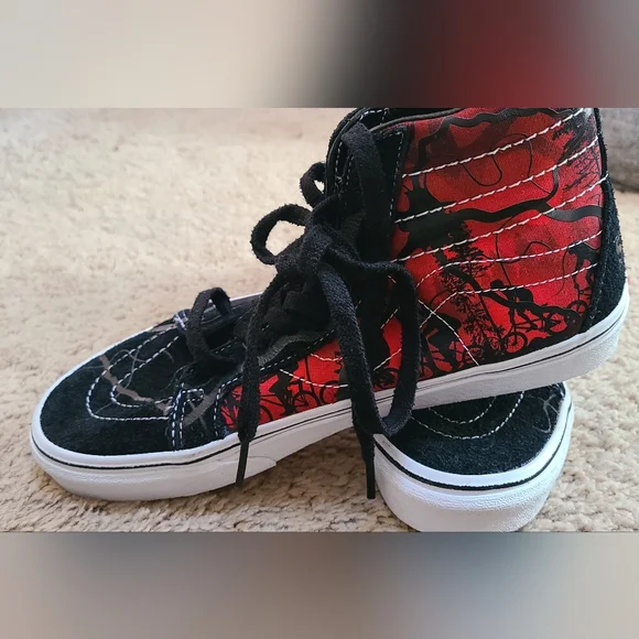 Stranger Things x Sk8-Hi Reissue 'Upside Down' Vans - Picture 2 of 11
